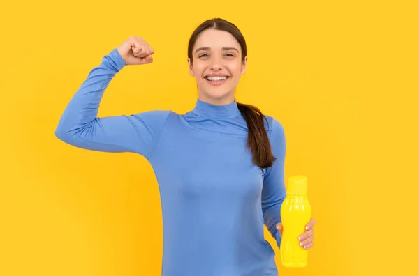 幸せな若い女性は水でスポーツボトルを保持します,渇き — ストック写真