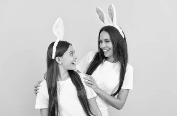 Família de Páscoa feliz de mãe e filha em orelhas de coelho, Páscoa — Fotografia de Stock