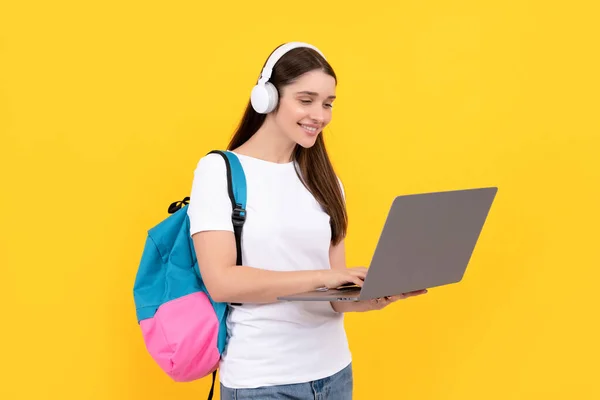 Technologie de communication. femme avec sac à dos chat sur ordinateur portable. acheter en ligne — Photo