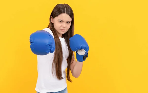 Wütender Kinderschlag in Boxhandschuhen auf gelbem Hintergrund — Stockfoto