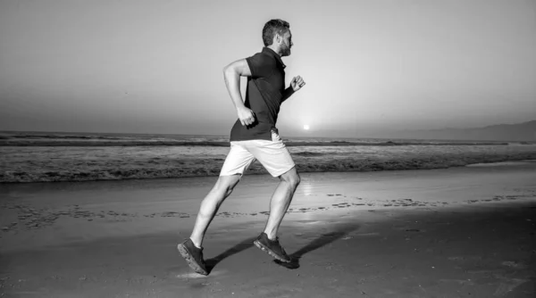 Zdrowy człowiek biegający po plaży Sunrise. Energiczne lato. uciekinier czuje wolność. Pospiesz się. — Zdjęcie stockowe