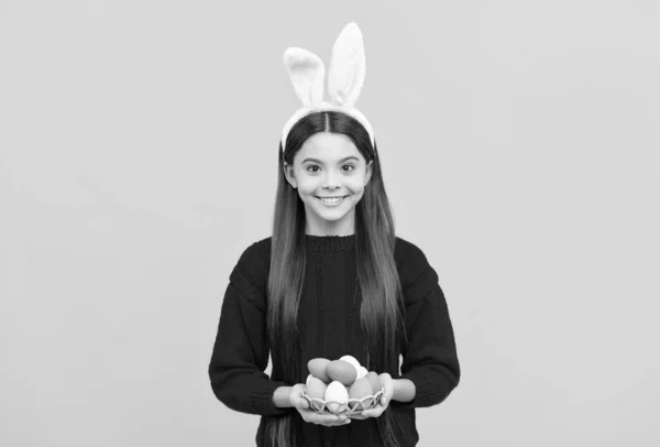 Χαρούμενο έφηβο παιδί στα αυτιά λαγουδάκι κρατώντας πολύχρωμα αυγά Πάσχα, πασχαλινό αυγό — Φωτογραφία Αρχείου