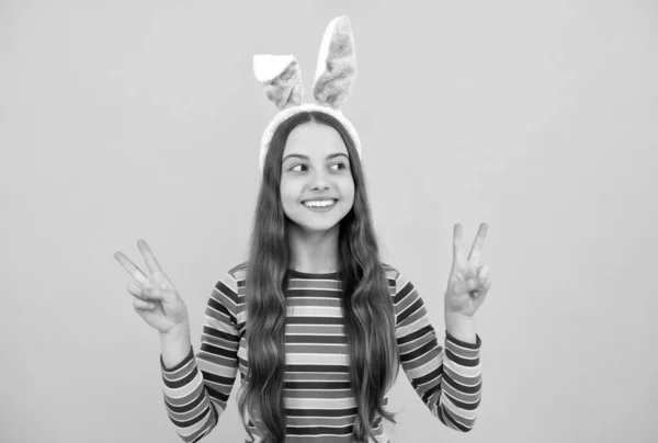 Gelukkig tienermeisje draagt konijnenoren. Gelukkig Pasen. Kindergeluk. kind in konijnenkostuum. — Stockfoto