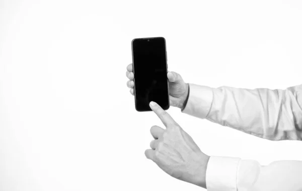 展示手机屏幕的人的手。在智能手机上指指点点在白色上被隔离的尖叫 — 图库照片