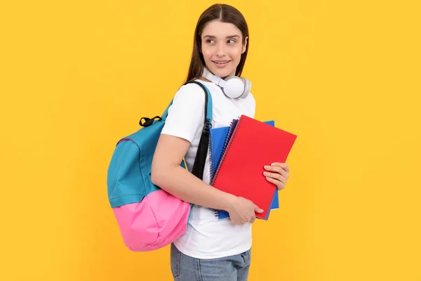 Concepto de educación moderna. estudiante sonriente mantenga el cuaderno. niña sosteniendo cuaderno —  Fotos de Stock
