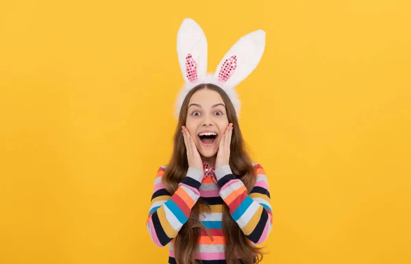 Surpresa Páscoa menina em orelhas de coelho e laço no fundo amarelo — Fotografia de Stock