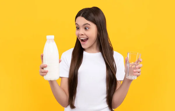Süt ürünleri satan sürpriz bir çocuk. Genç kız süt içecek.. — Stok fotoğraf