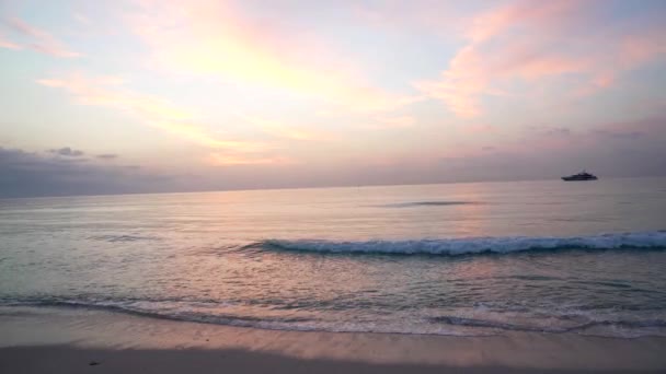 Красивый природный фон волнистой воды и заката неба с кораблем, восход солнца — стоковое видео