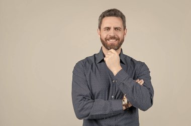 Mutlu traşsız adam gülümsemesi, sağlıklı dişler, günlük iş stili, dişçilik, fotokopi alanı.