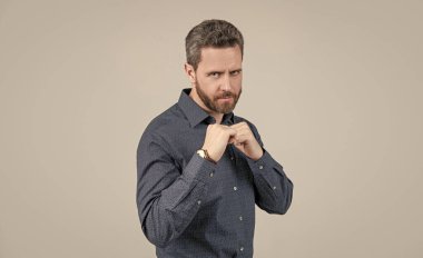 Nefsi müdafaa için güç kullanmak. Savunma pozisyonunda duruyor. Savunma harekatı.