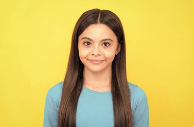 Sarı arka planda uzun saçlı gülümseyen çocuk, portre