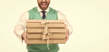 Kırpılmış kızgın iş adamı dosyaları beyaz, kopya alanı ve yönetim üzerine izole.