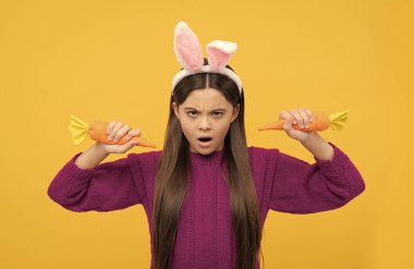 Paskalya tavşanı kulaklı, havuçlu genç çocuk, tavşan avı