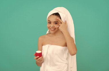 Çocuk yüz kremi kullanıyor. Genç kız saç maskesi takıyor. Cilt kremi olan çocuk. günlük alışkanlık