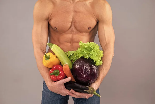 Come como atleta. Hombre atlético vista recortada mantenga las verduras. Nutrición deportiva. Ser rico en nutrición — Foto de Stock