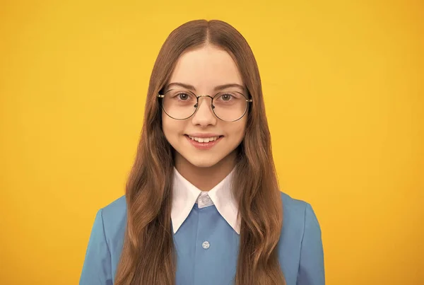 Tween chica. Niño feliz niña en gafas de fondo amarillo. Educación de niñas —  Fotos de Stock