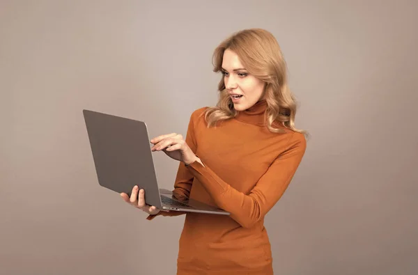 Blogger kobieta akcji blogu w mediach społecznościowych za pomocą komputera laptopa szare tło, blogowanie — Zdjęcie stockowe