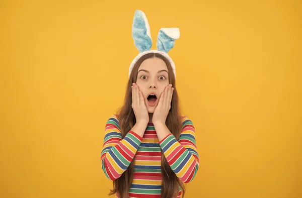 Verrast Pasen kind meisje in konijn konijn oren glimlachen op vakantie, gelukkig Pasen — Stockfoto