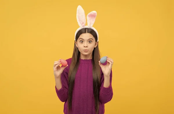 Słodkie nastolatek dziecko w królicze uszy gospodarstwa kolorowe wielkanocne jaja, pisanka — Zdjęcie stockowe