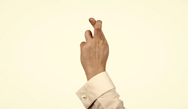 白い偽の約束で男の手で孤立した願いを作る交差指ジェスチャー — ストック写真