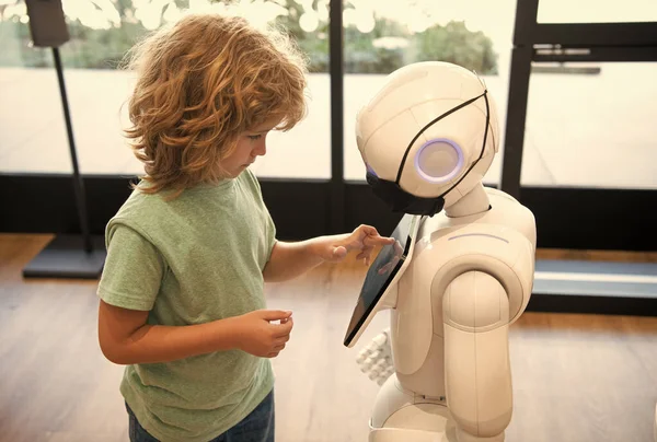 akıllı küçük çocuk robot asistan teknolojisiyle modern eğitim ve robot bilimi için iletişim kuruyor.