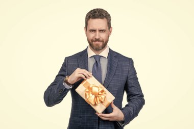 Kadınlar günü için hediye. Başarılı CEO hediye kutusunu tutuyor. Yakışıklı adam romantik bir randevu için hazırlan.