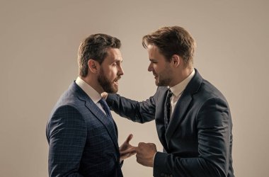 Patron ve çalışan. Anlaşmazlığa düşen erkek ortakları. İş rekabeti. İş toplantısı.