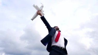 İş pilotu oyuncak uçak ve özgürlükle gökyüzünde hareket ediyor