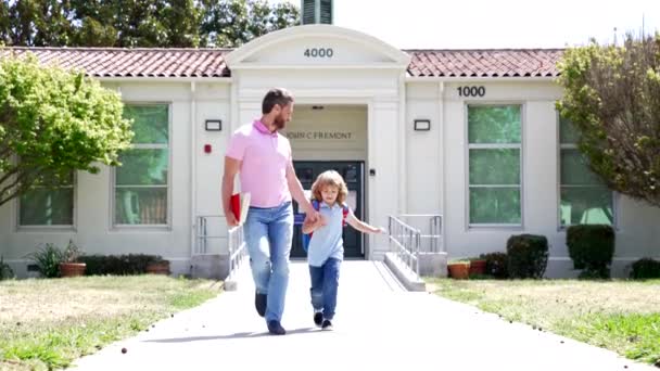 Mutlu çocuk ve baba ailesi okuldan sonra komik koşuyor, yavaş çekim, babalık — Stok video