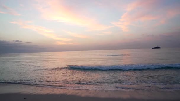 Sea water with sunset sky and silhouettes of ship, sunset. — Stock Video