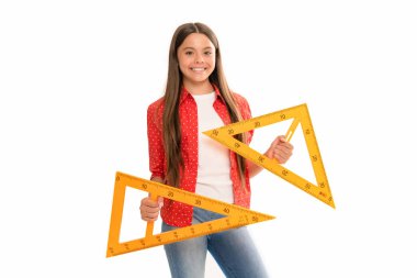 Mutlu çocuk tutun üçgen cetvel okulda cebir çalışmak beyaz izole, okula geri