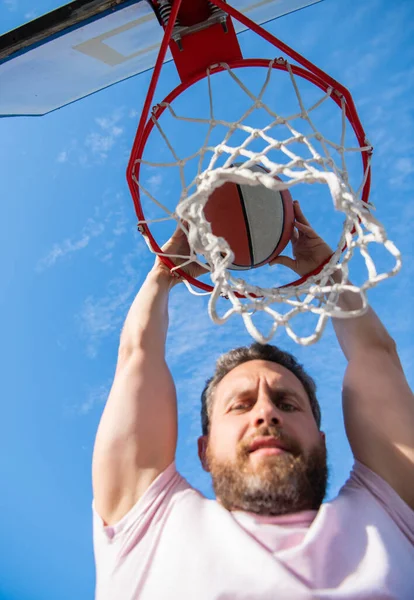 Actividad de verano. Un hombre con pelota de baloncesto en la cancha. entrenamiento profesional de jugador de baloncesto — Foto de Stock