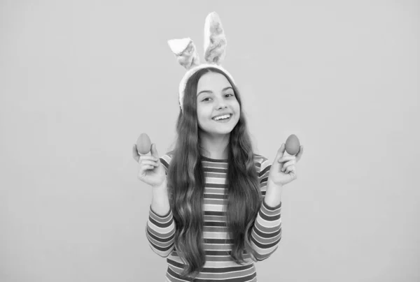 Tiener meisje draagt konijnenoren. Paashaas eierjacht. Ik heb gewoon plezier. positieve emoties uit te drukken. — Stockfoto