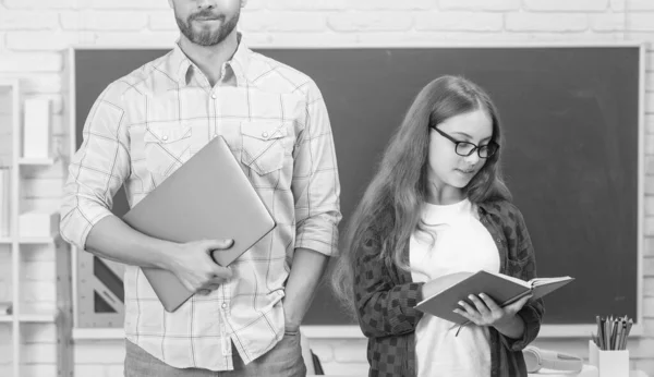 Bijgesneden kind en vader in de klas met copybook en computer op schoolbord, vaderschap — Stockfoto