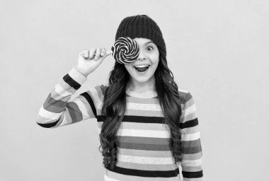 Çubuklu lolipop şekerli hippi çocuk. Karamelli şeker dükkanı. Tatlı çocukluk hayatı