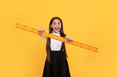 Okula dönüyorum. Cebir ve geometri. Çocuk matematik okuyor. boyutu ölç.