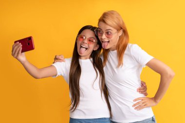 Selfie ailesi. Modern hayat. mobil teknoloji. Görüntülü arama yapıyorum. anne ve kız vlogging