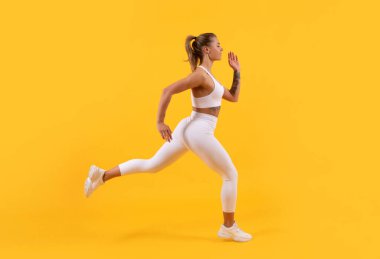 Sarı arkaplanda koşan aktif spor kadın koşucusu