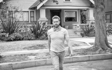 Emlak sigortası servisi. Sahiplik. Amerikan Yerleşim Ajanı dizüstü bilgisayarla yürüyor.