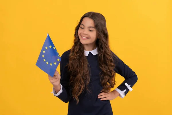 Ευτυχισμένο παιδί κοίτα την Ευρωπαϊκή Ένωση σημαία κίτρινο φόντο, Schengen — Φωτογραφία Αρχείου