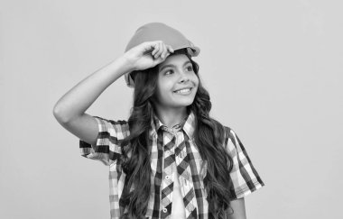 çocukluğunu geliştir. Gelecekteki mühendis. İşçi günü. Onarım yapıyorum. Neşeli genç kız.