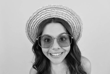 Moda aksesuarı. Olumlu duygularını ifade et. Yüz portresi. çocukluk mutluluğu.