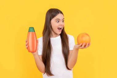 Şaşırmış çocuk duş jeli kullanıyor. Kuaförde uzun saç şampuanı. Saç kremli çocuk.