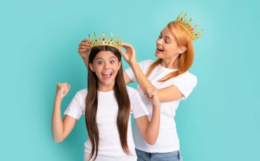 Güzellik yarışmasının galibi. Güzellik kraliçesi ve mutlu kazanan. Taç giyen kadın çocuk. Zafer coşkusu.