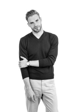 Yakışıklı, beyaz ve modaya uygun günlük kıyafetler giyiyor.