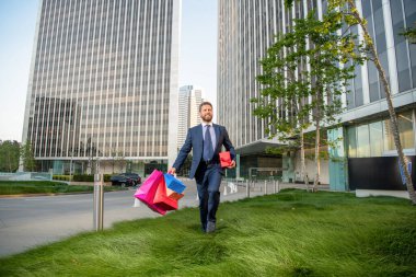 Boks günü. Hediyeli kutusu olan yakışıklı bir adam. Girişimci doğum günü hediyesi taşır..