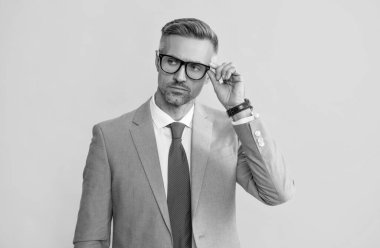 Adam inek gibi görünüyor. Takım elbiseli akıllı ve kendine güvenen bir iş adamı. erkek moda aksesuarı.