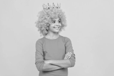 Güzel gülümseme. Kendini prenses olarak hayal et. Diadem 'deki komik çocuk. Tacın içindeki bencil genç kız..