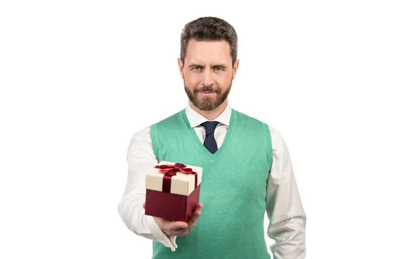 Exitoso director ejecutivo sosteniendo la caja de regalo. hombre guapo prepararse para la cita romántica. —  Fotos de Stock