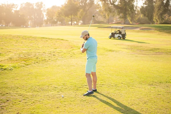 Golfozó sapkában a golfütővel. Az emberek életstílusa. férfi játszik játék zöld fű. — Stock Fotó